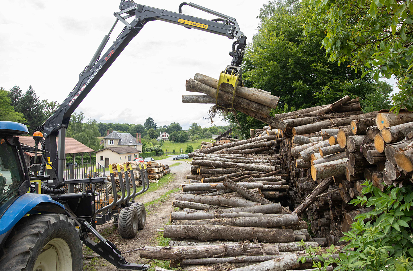 Tracteur forestier en action.